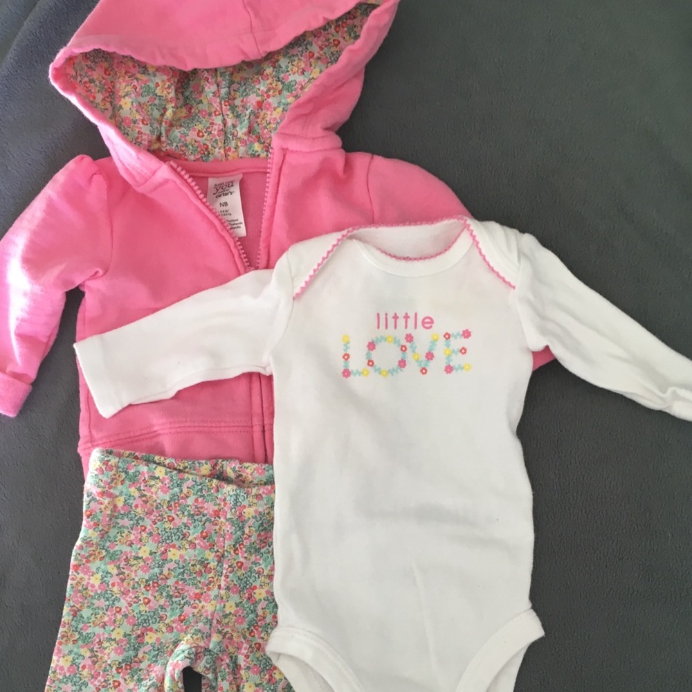 Carters brand newborn 3-piece outfit 🌺